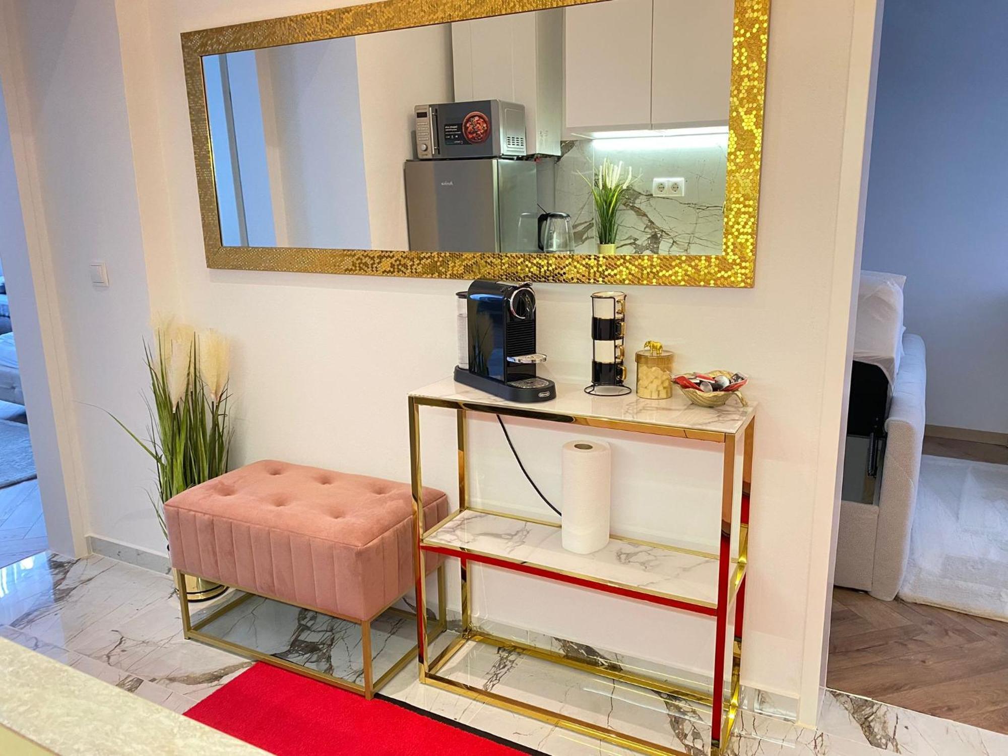Inter Apartment *